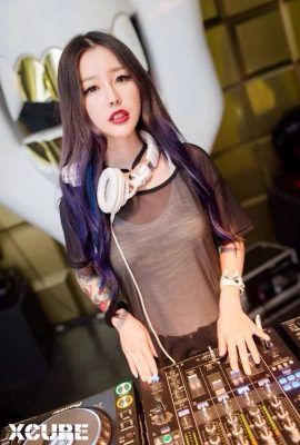 DJ Quenna는 DJ를 플레이하면서 만화 복숭아 엉덩이를 과시하는 것을 결코 잊지 않습니다 (24P)