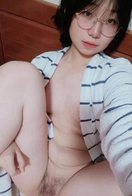 잘생긴 여대생이 집에서 멋있게 셀카를 찍는다 (11P)