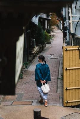 (and) 매혹적이고 매혹적인 눈은 유혹으로 가득 차 있으며 언뜻보기에 사랑에 빠졌습니다 (38p)