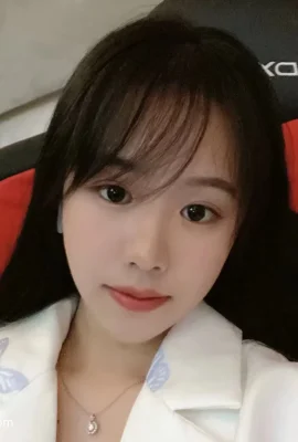 아름다운 여성 대학생 (18p)