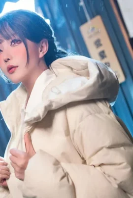 Miss CoSer : 술에 취하기를 꺼려하는 새로 온 사람은 그녀의 완벽한 인물과 유혹을 과시하기 위해 검은 스타킹이있는 섹시한 검은 색 섹시 란제리를 가지고 있습니다 …